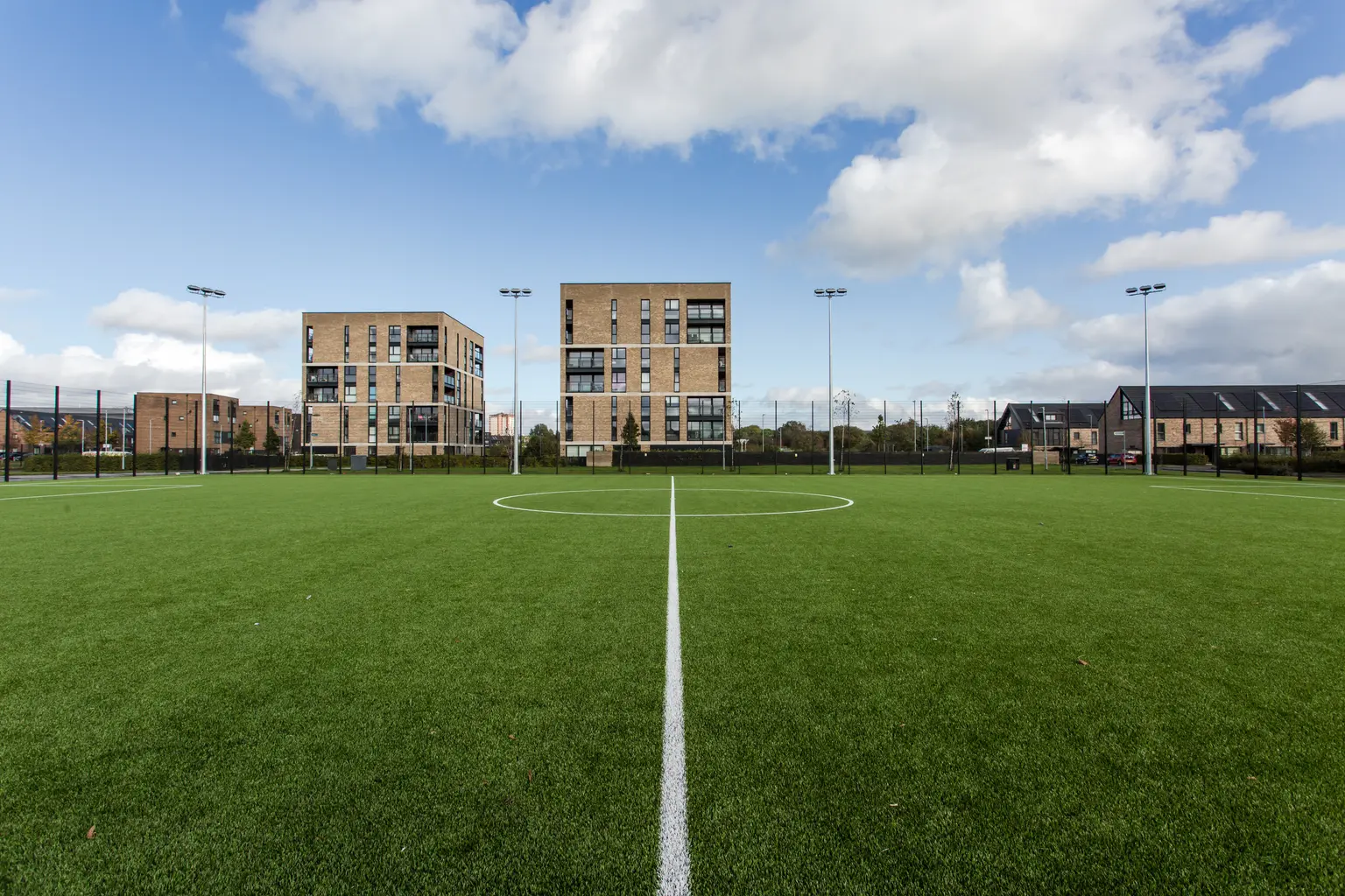 Proiettore Champion di Thorn Lighting utilizzato per un campo MUGA in una scuola elementare