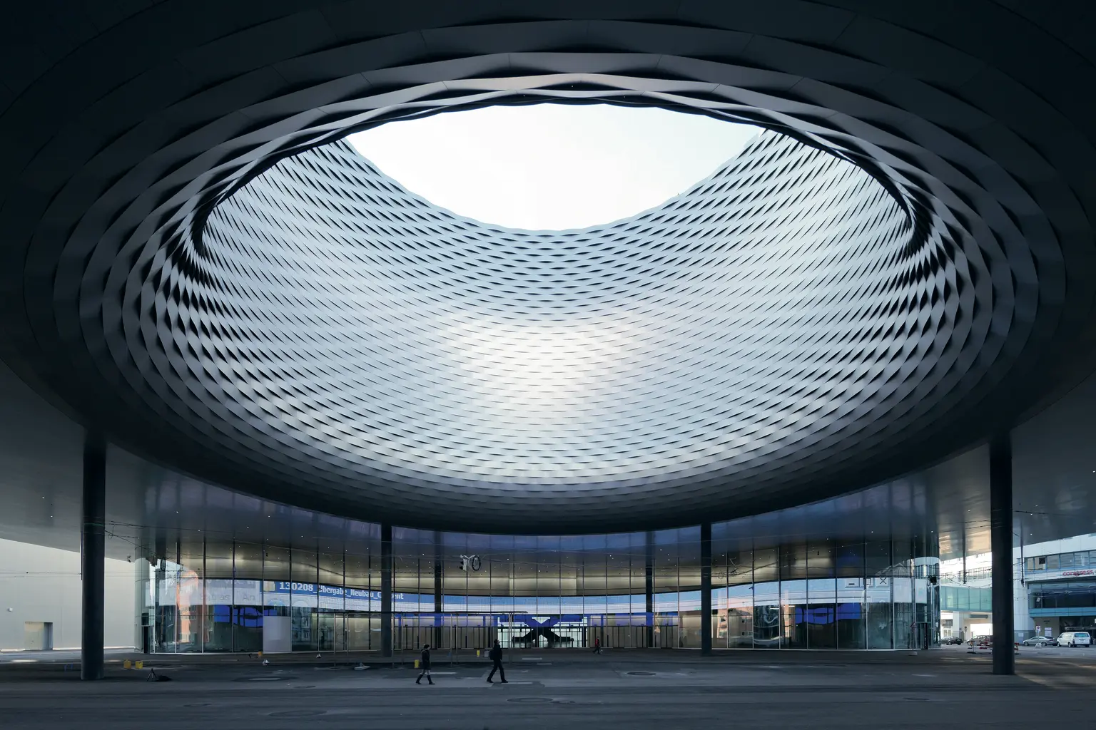 Ampia sala dalle linee pulite e con struttura in metallo. 