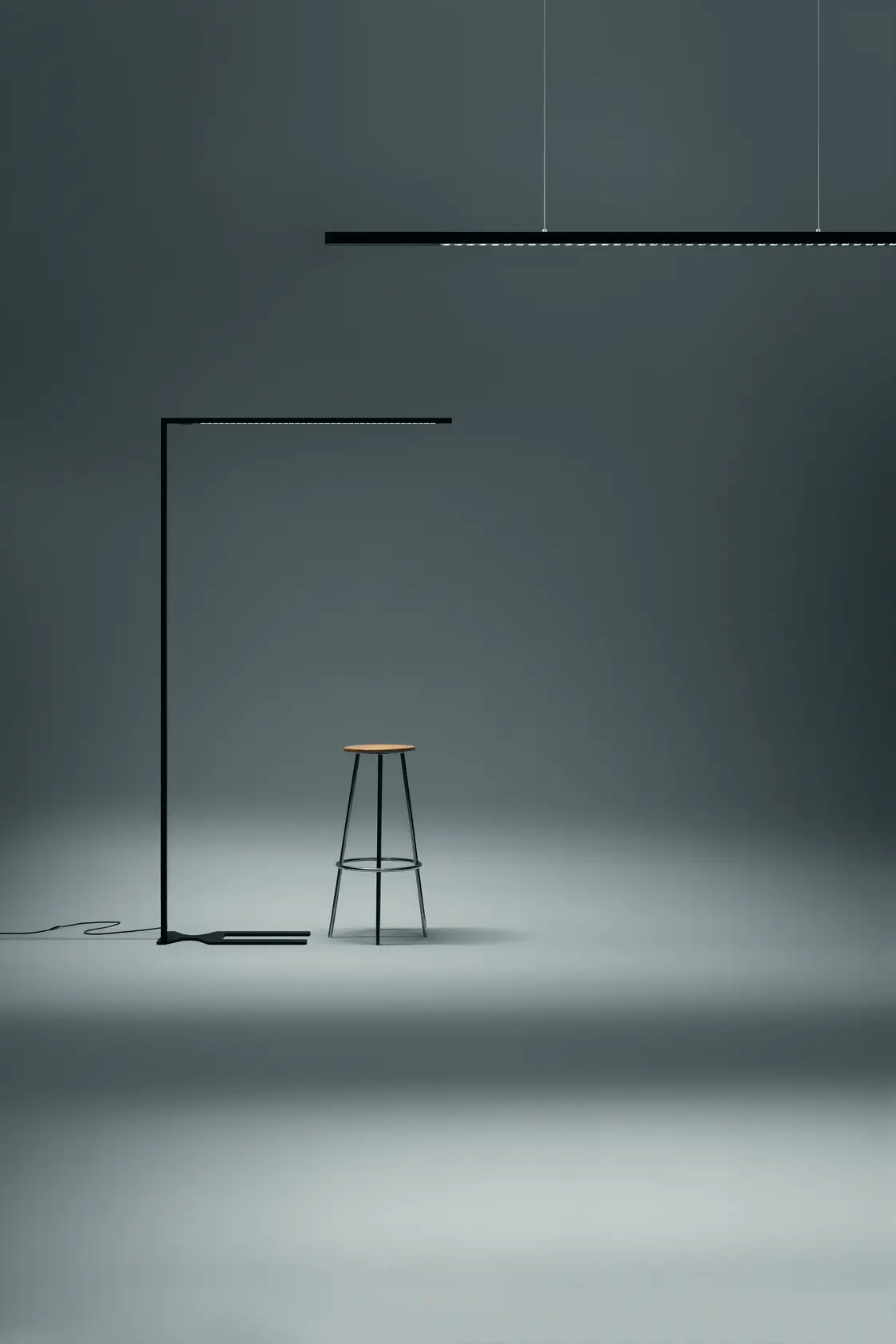 Il sistema di gestione della luce LINETIK in un ambiente moderno assicura una luce uniforme, completata da uno sgabello minimalista sotto una lampada a sospensione, in un allestimento elegante.