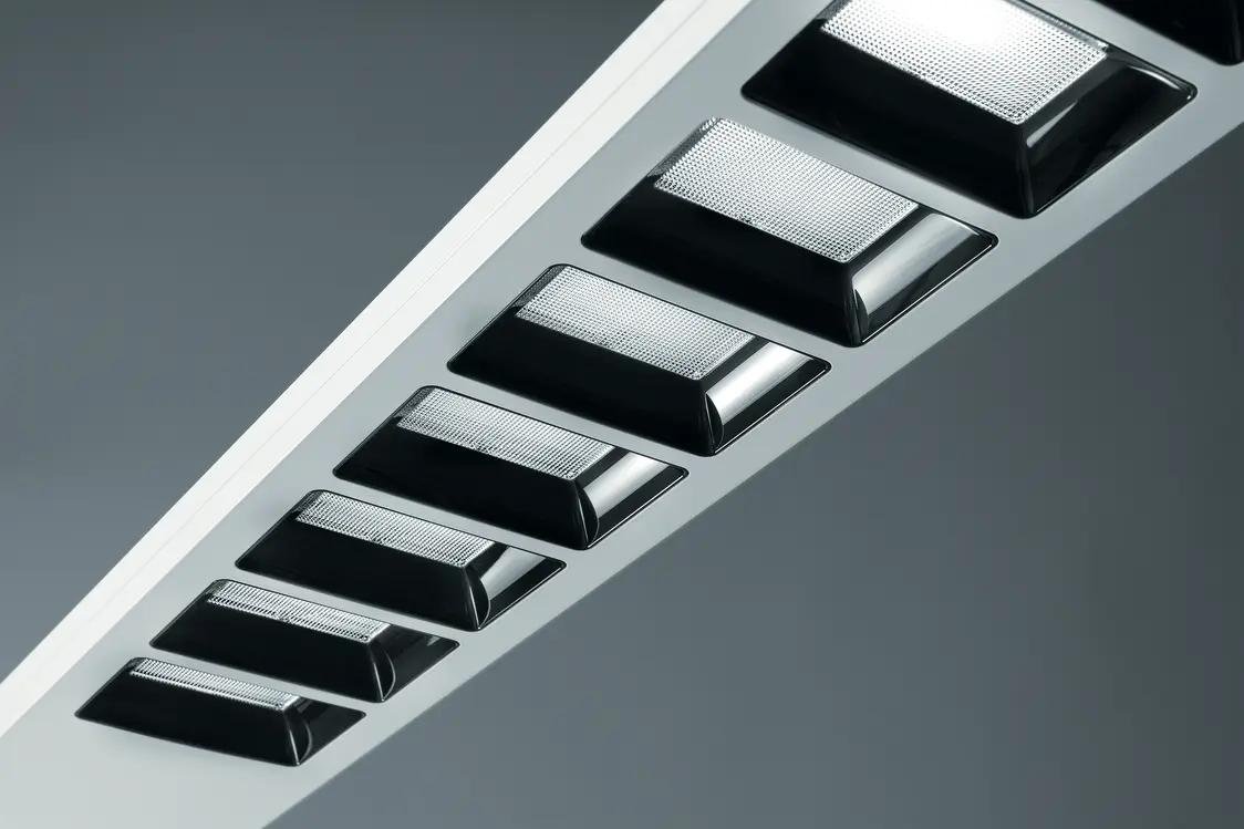 Il sistema di illuminazione CLARIS offre un'illuminazione uniforme e priva di abbagliamento con elementi di luce moderni, ideale per uffici e spazi commerciali.