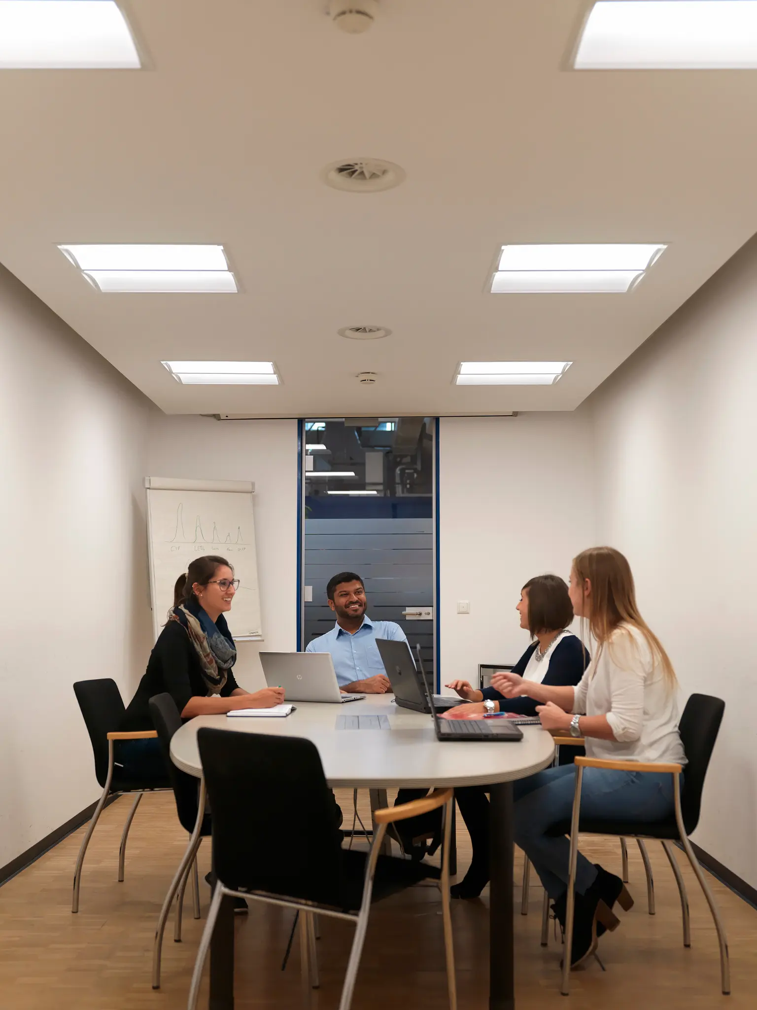 Soluzione di illuminazione modulare da incasso IQ Wave per uffici di Thorn Lighting