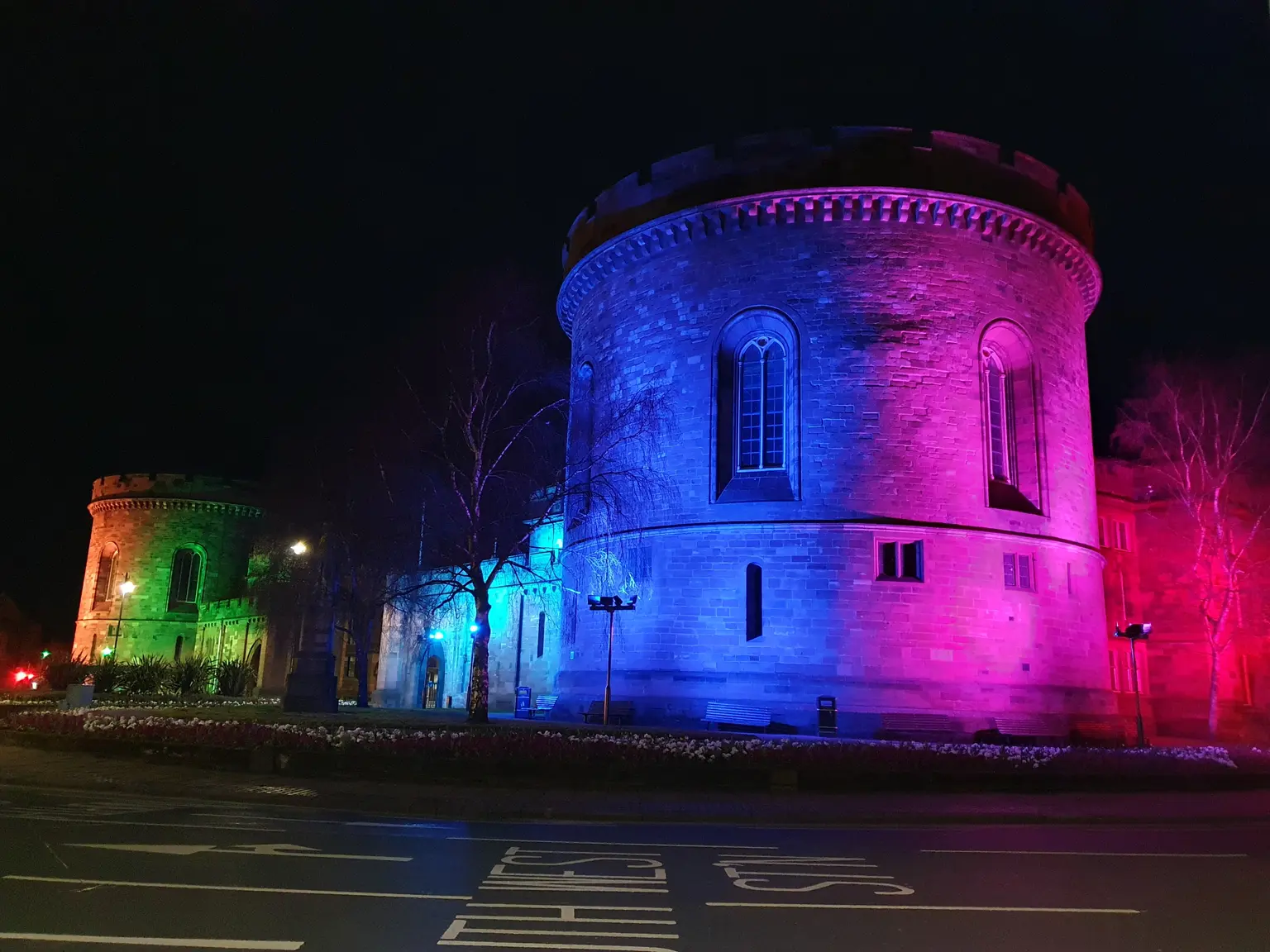Ex fortezza di Carlisle Citadel di notte messa in risalto dall'illuminazione RGBW