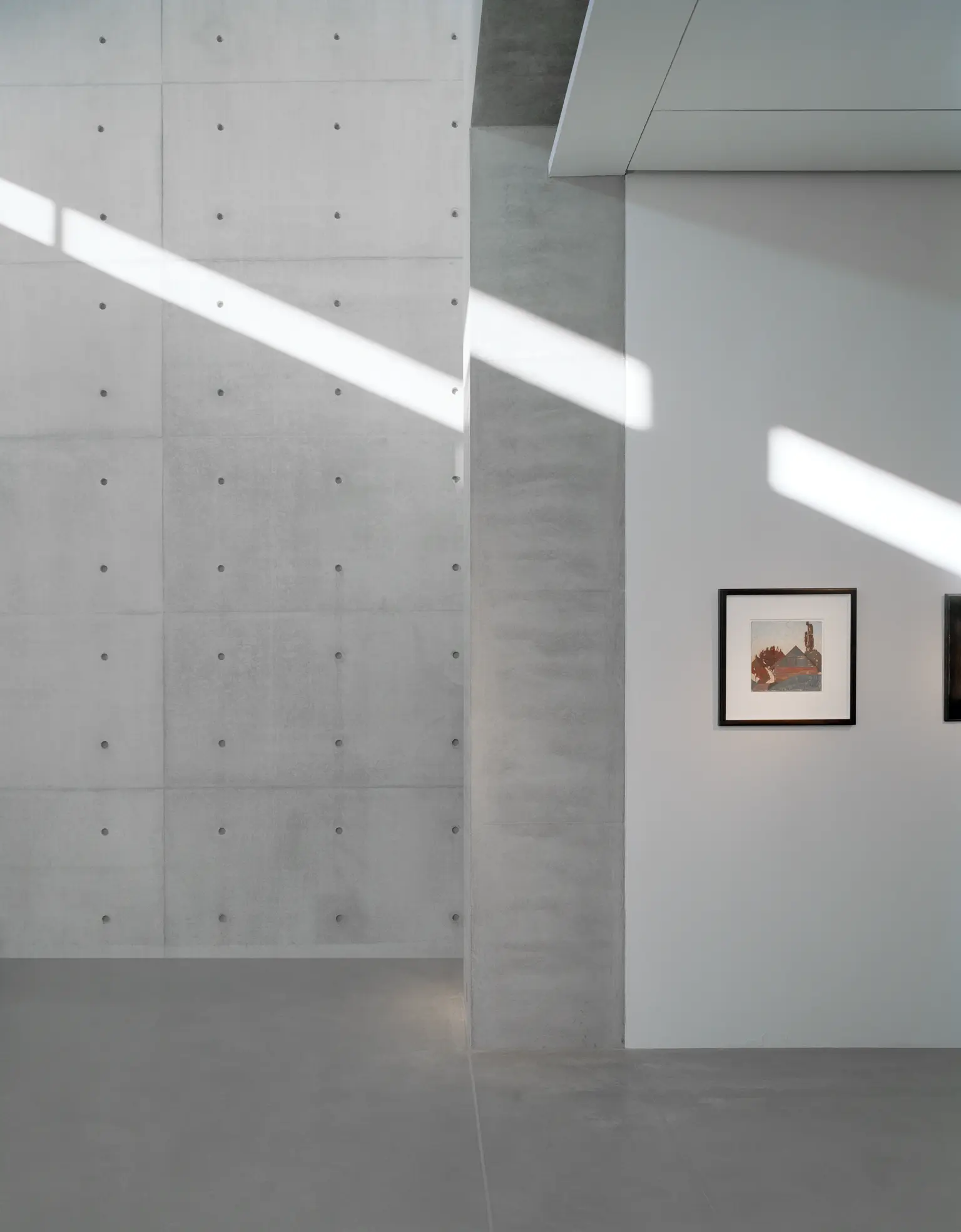 Passage mural dans un bâtiment contemporain en béton.