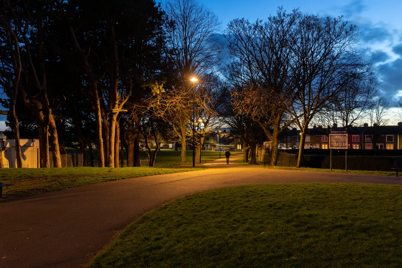 Vulcan Park a Workington nelle ore notturne con alberi lungo il percorso e illuminazione soffusa per la sicurezza