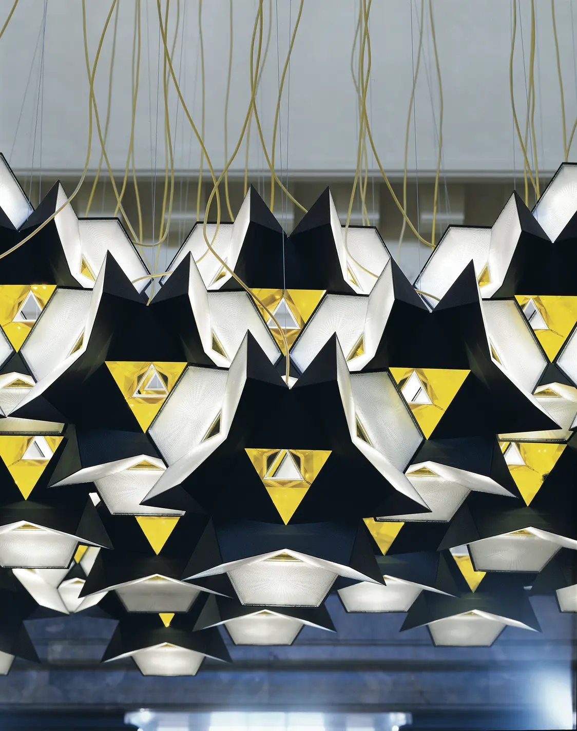 Geometrische LED-Deckenbeleuchtung in modernem Design von Zumtobel