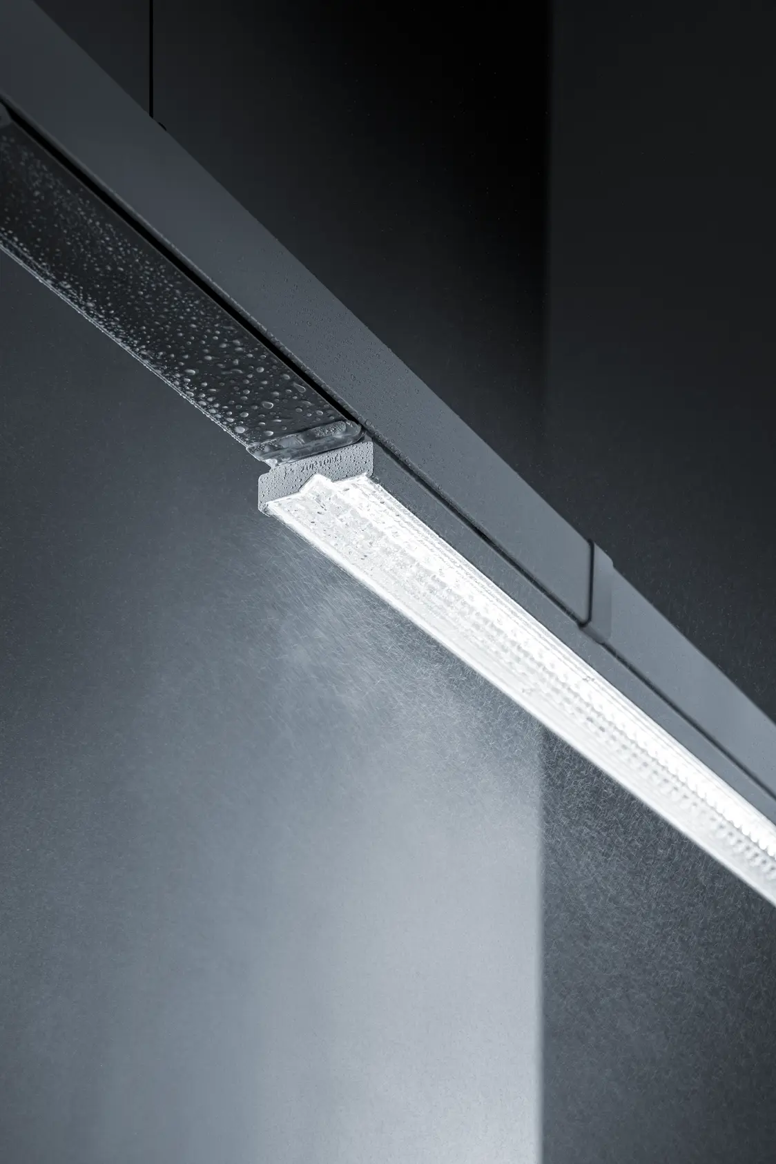 La linea luminosa TECTON IP64, resistente agli spruzzi, è visibile in condizioni di bagnato. L'apparecchio emette ancora luce ed è perfettamente funzionante.
