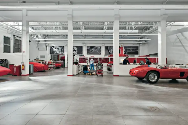 Officina Ferrari con auto d'epoca e una soluzione a LED Zumtobel di precizsione