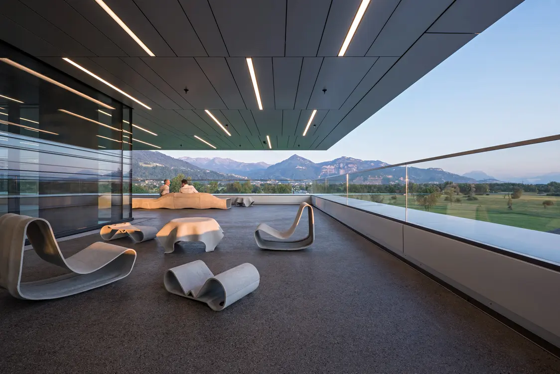 Moderne Terrasse mit Blick auf Berge und innovativer Beleuchtung von Zumtobel