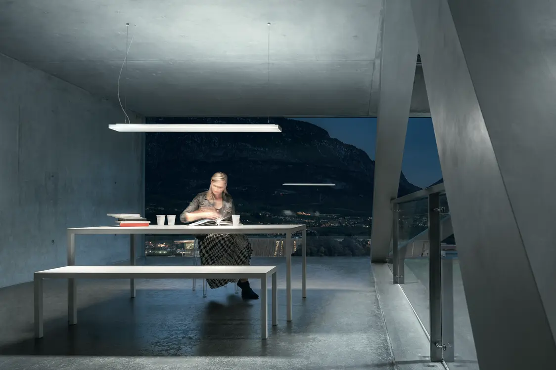 Die ECOOS LED-Hängelampe beleuchtet einen modernen Bürobereich mit blendfreiem, hellweißem Licht und minimalistischem Design.