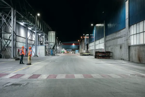 Stabilimento con area illuminata e carrello elevatore