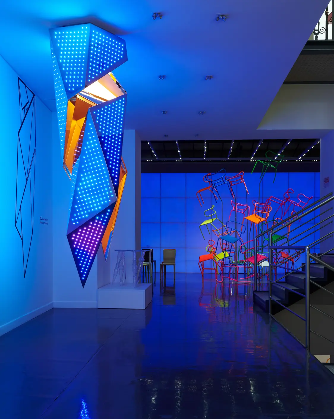 Futuristische blaue LED-Lichtskulptur von Zumtobel mit farbigen Stuhl-Installationen