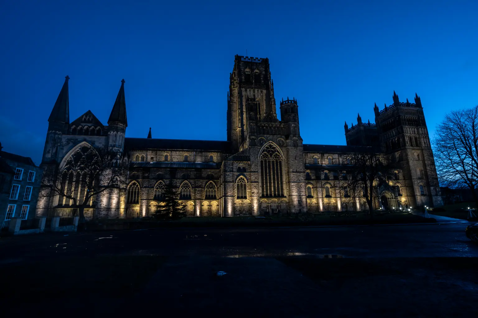 Vista frontale della Cattedrale di Durham nelle ore buie