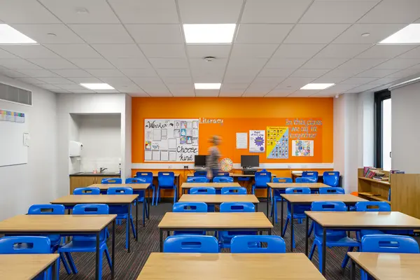 Riverbank School di Glasgow, un’aula vuota con pannelli di illuminazione nel soffitto