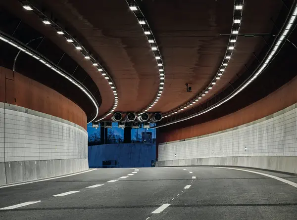 Una galleria a Goteborg di notte, illuminata da apparecchi di illuminazione per gallerie