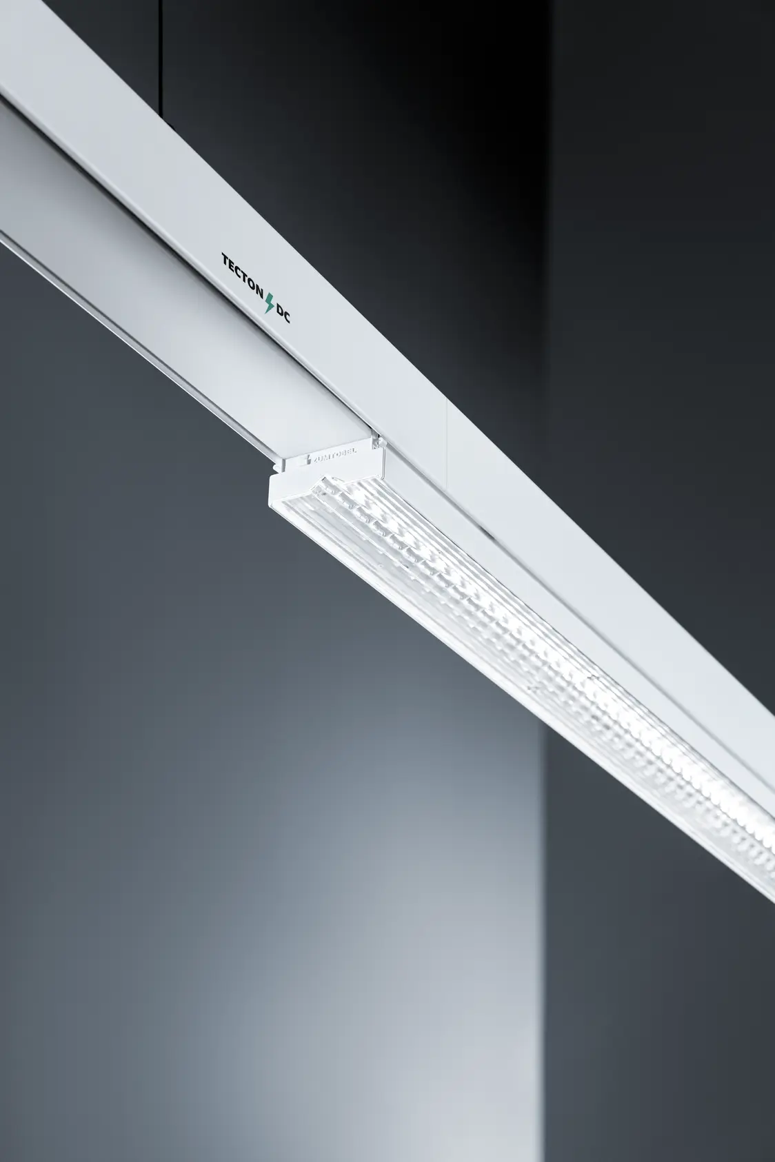 Il sistema di illuminazione TECTON offre una sorgente luminosa lineare e si integra perfettamente nei design moderni degli ambienti.