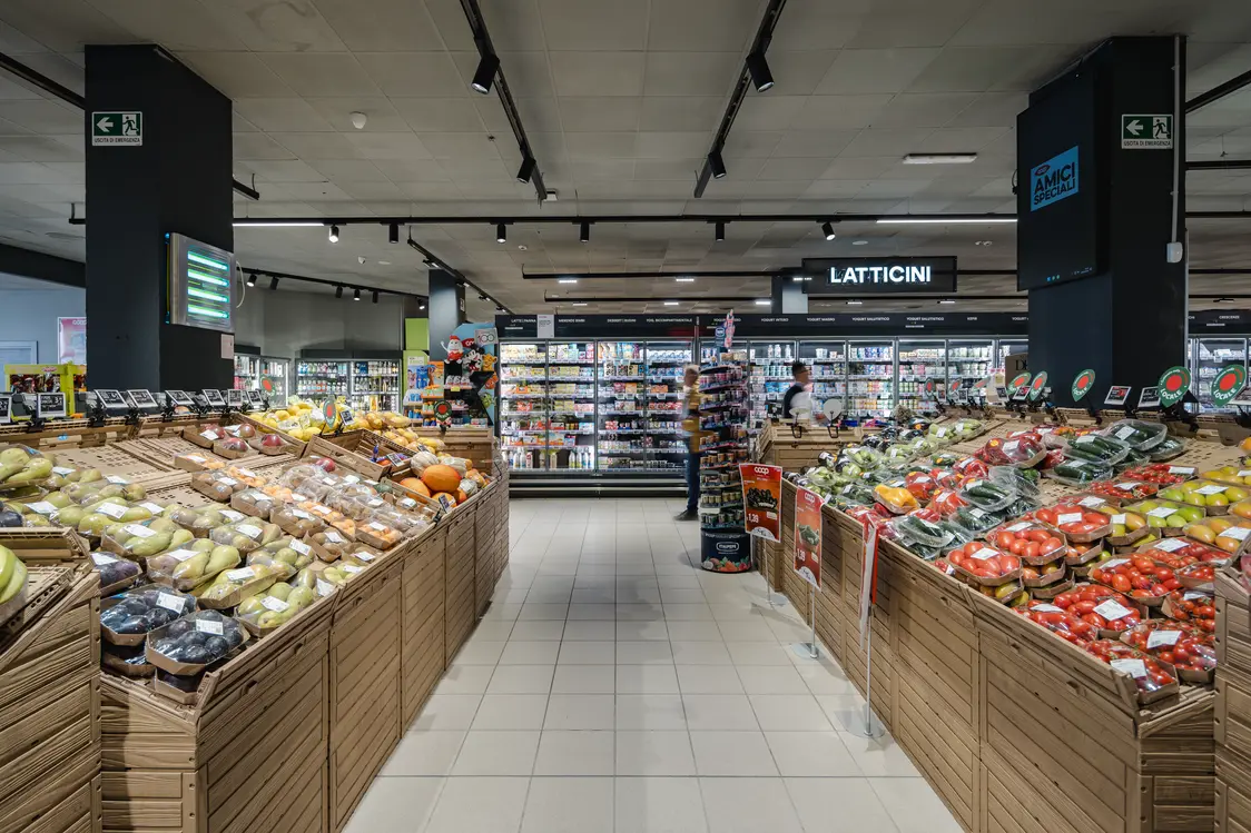 Supermercato con alimenti freschi e illuminazione moderna di Zumtobel