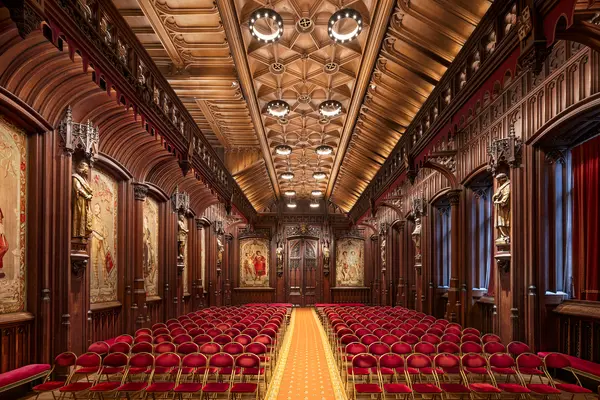 Sala storica del Municipio di Bruxelles con elegante illuminazione interna di Zumtobel