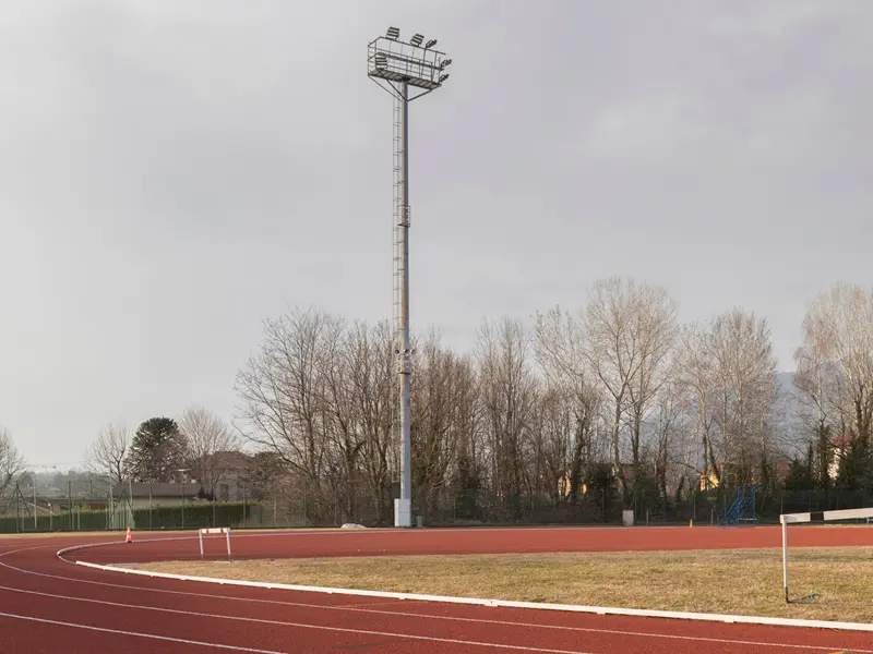 Il riflettore Champion era montato su un palo sopra il Campo di Atletica Varese, Italia