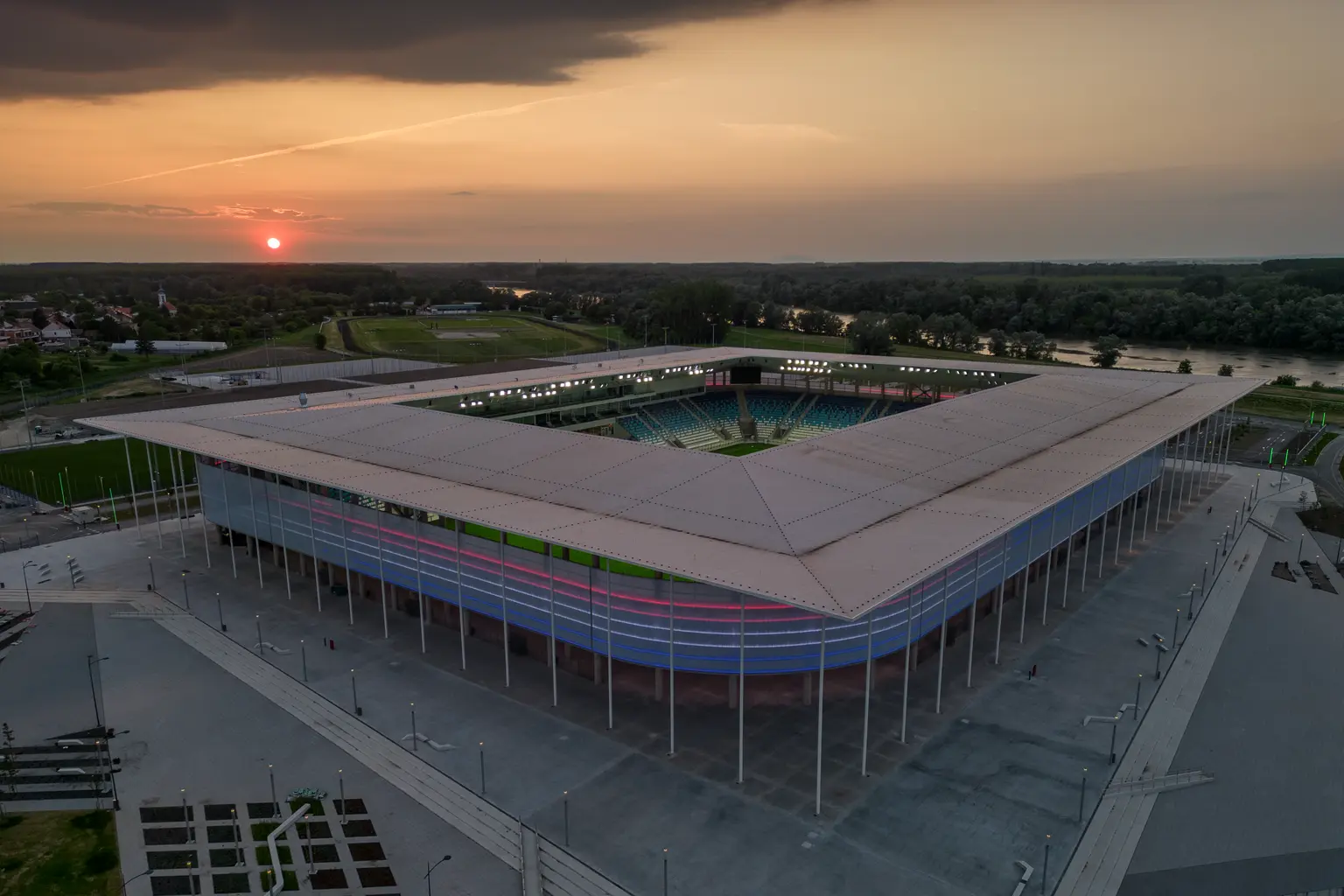 Illuminazione della facciata dell'Opus Arena Croatia di Thorn Lighting