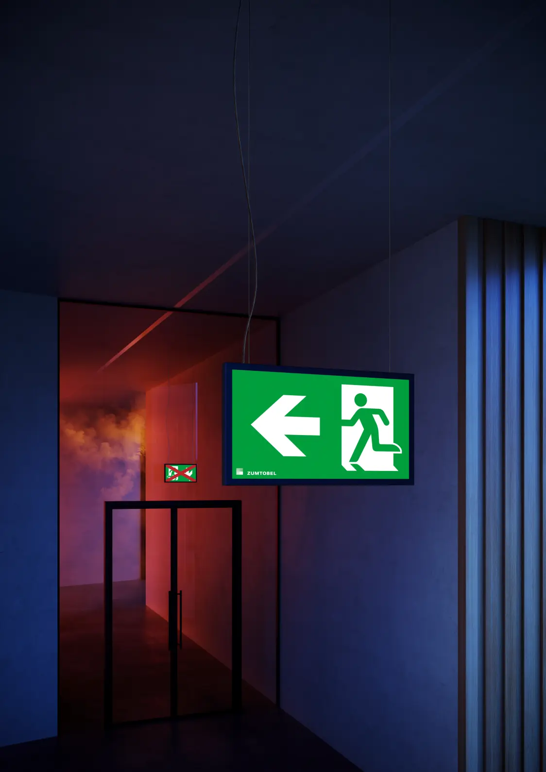 Nahaufnahme von zwei SMARTSIGN Rettungszeichenleuchten von Zumtobel in einem modernen Flur; hinter der Glastür lodert Feuer, die Leuchten zeigen dynamisch den sicheren Fluchtweg an.