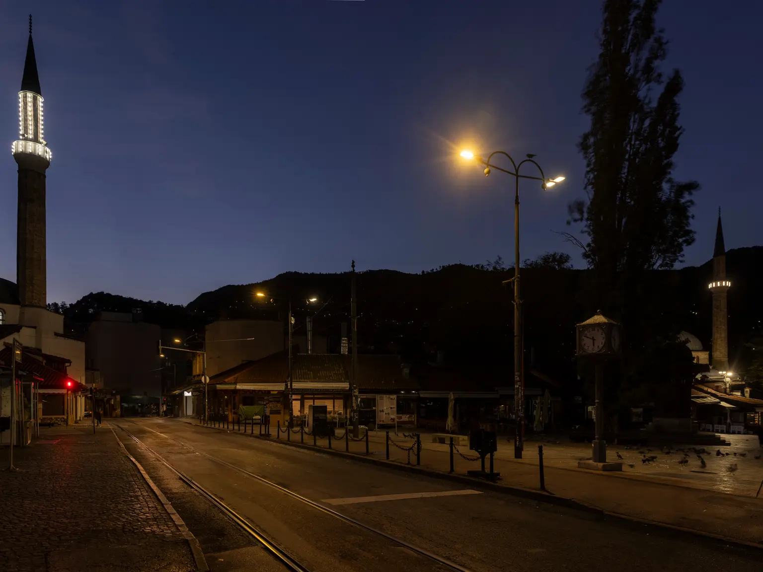 La città di Sarajevo illuminata responsabilmente di notte dall’apparecchio illuminotecnico Isaro Pro
