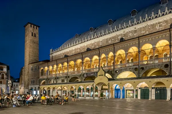Una splendida piazza all'aperto a Padova con illuminazione delicata per mettere in risalto la facciata