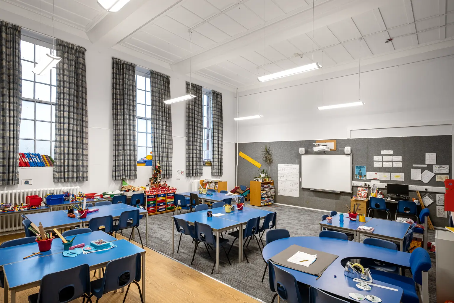 Un'aula luminosa alla Scuola primaria di Broughton con appositi apparecchi illuminotecnici