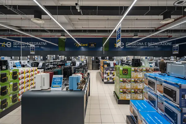 Il negozio Euronics in Italia è illuminato da Contus di Thorn Lighting