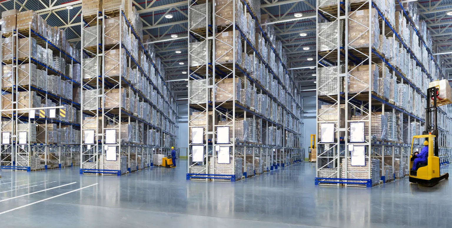 Hipak con controllo Bluetooth utilizzato in un ampio spazio logistico con scaffalature alte