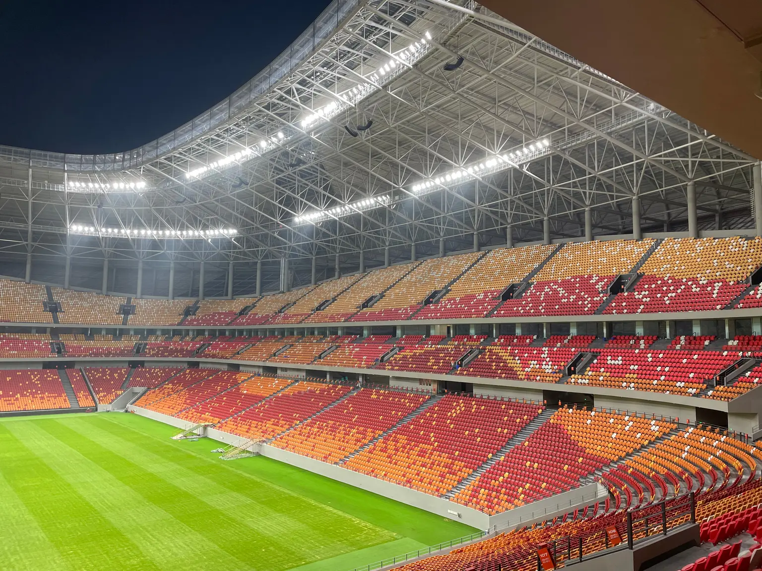 Thorn Lighting offre una soluzione di illuminazione per garantire prestazioni eccezionali di illuminazione durante le trasmissioni in diretta presso lo stadio di calcio Chongqing Longxing, riducendo al minimo l'abbagliamento per gli atleti