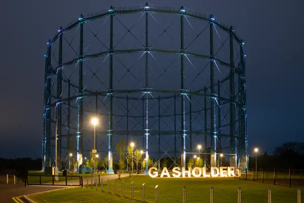 Il gasometro Granton di Edimburgo illuminato di notte