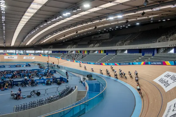 Velodromo al coperto con ciclisti che partecipano a una gara