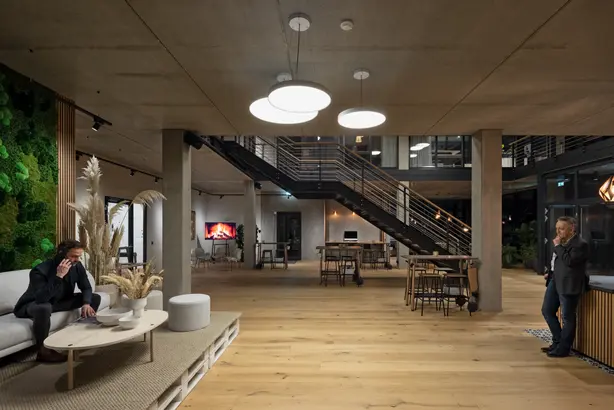 An open, modern Hartung office in Muenster illuminated by Zumtobel. 