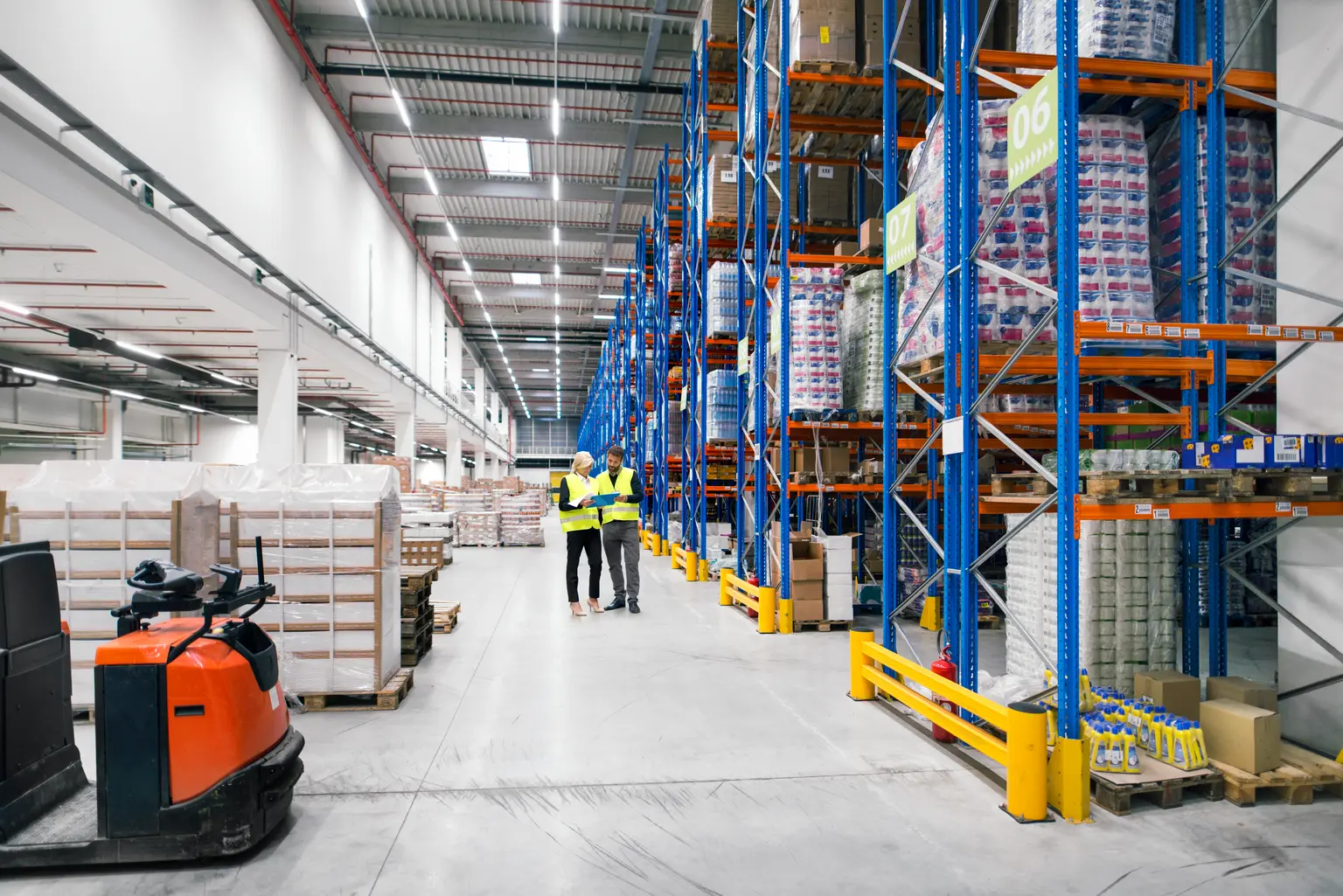 uno spazio logistico di produzione con persone che controllano un iPad