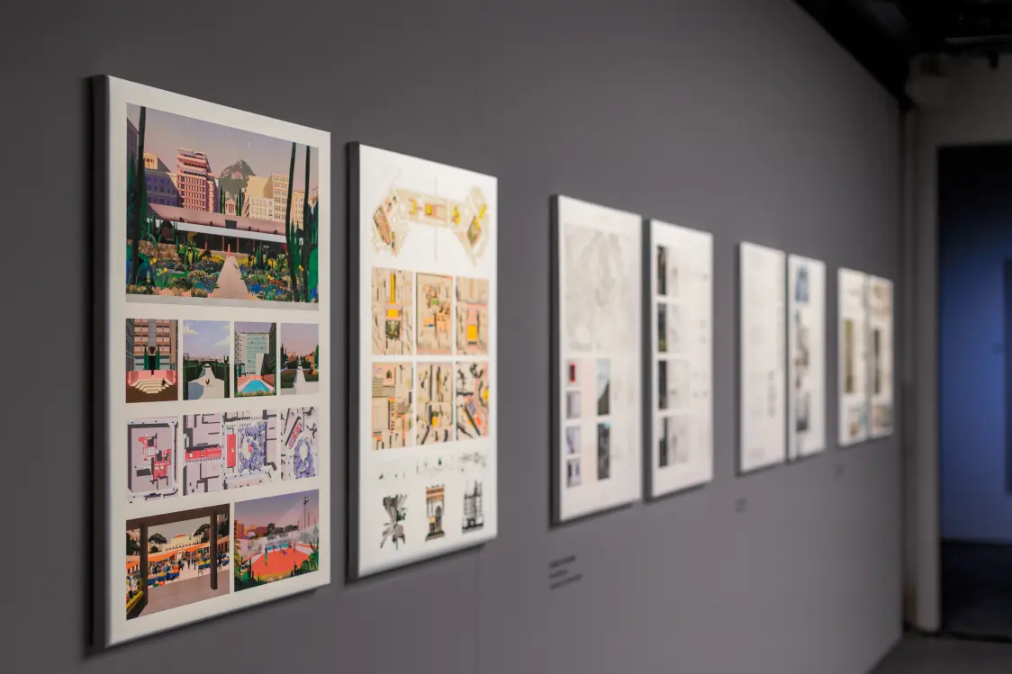 Eine Wand perspektivisch fotografiert mit mehreren Kunstwerken.