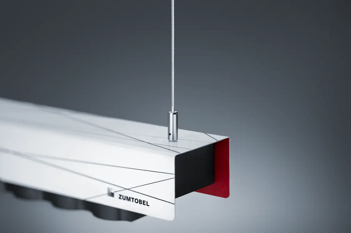 Die IZURA Pendelleuchte von Zumtobel überzeugt durch modernes Design mit feinen Linien und einer eleganten Aufhängung im minimalistischen Stil.