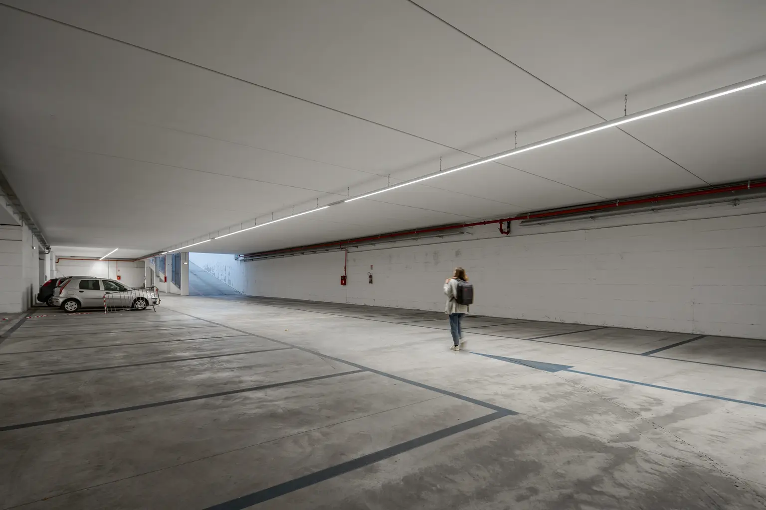 Parcheggio Euronics con due auto parcheggiate e persone che si allontanano a piedi