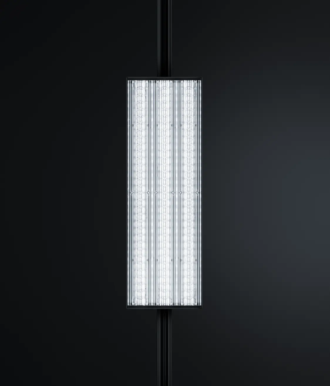 Das EVIO II Beleuchtungssystem hängt über einem minimalistischen Holztisch und bietet eine gleichmäßige Beleuchtung in einem modernen Raum.