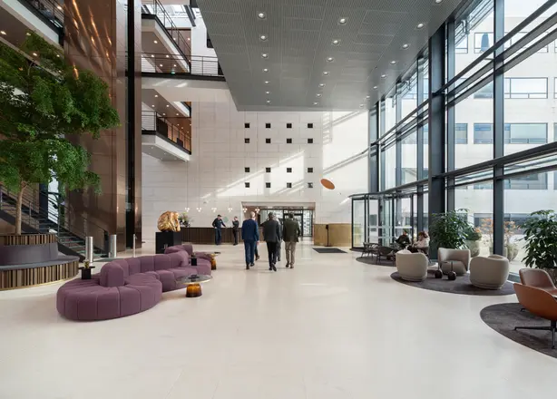 A spacious entrance area to a Christiansbro company office in Copenhagen with modern Zumtobel lighting. 