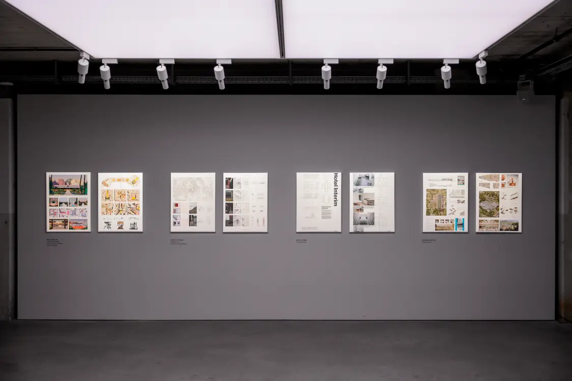 Ein Ausstellungsraum mit mehreren Bildern an der Wand. Individuell angestrahlt von einem Spotlight.