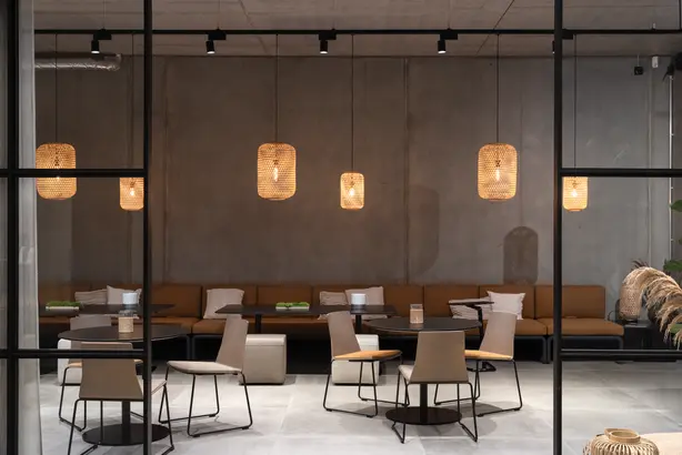 A modern Hartung company canteen in Münster with pendant luminaires from Zumtobel that create a cosy atmosphere. 