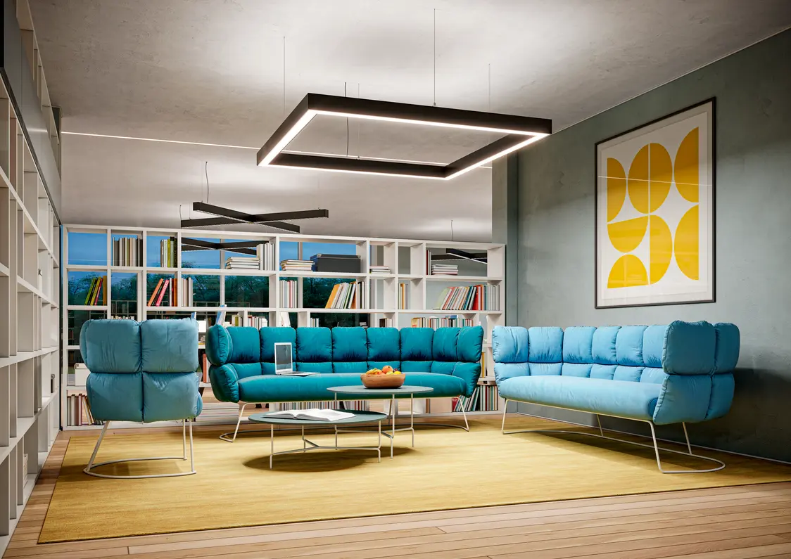 Die SLOTLIGHT infinity II-Leuchte beleuchtet ein modernes Wohnzimmer mit gleichmäßiger, blendfreier Ausleuchtung über einem Teppich.