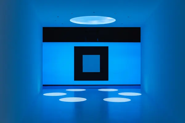 Blauer Showroom von innen im Lichtforum Dornbirn