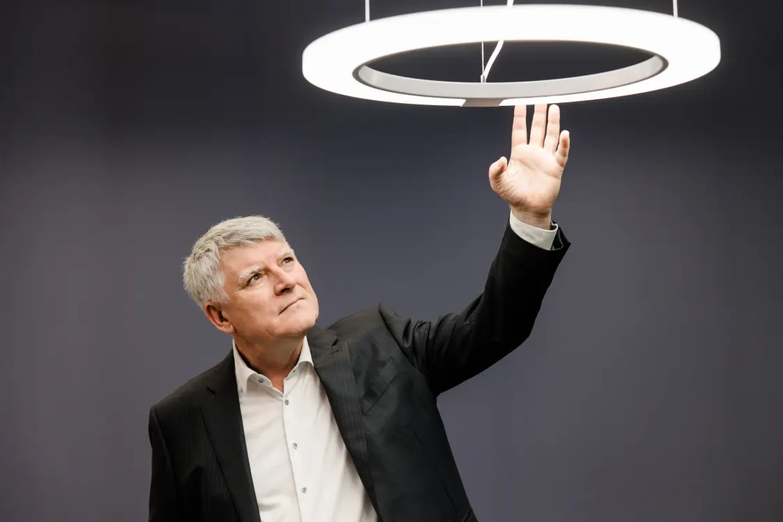 Alfred Felder, CEO di Zumtobel Group, sorride in giacca e cravatta