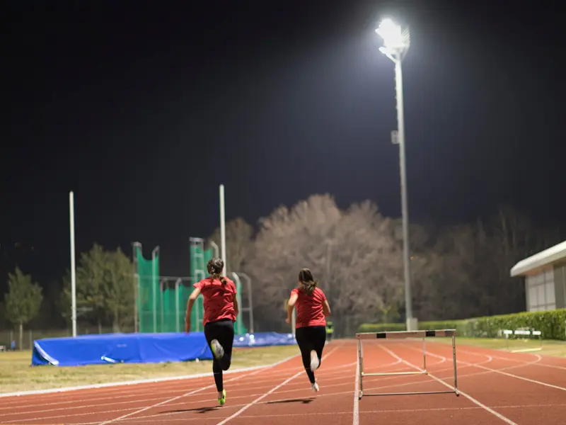 Una pista di atletica illuminata di notte da Thorn Lighting per i corridori