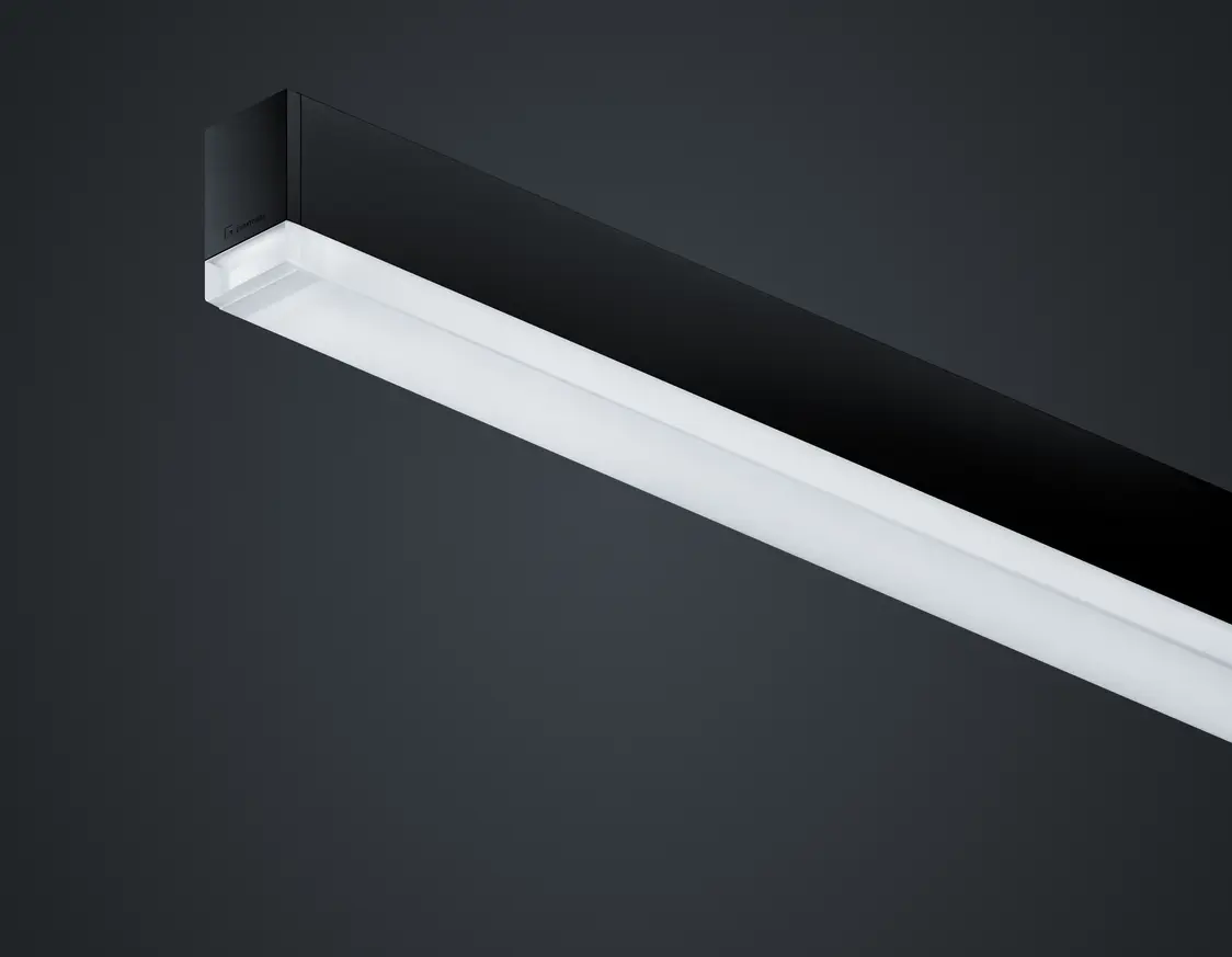 SLOTLIGHT infinity II Leuchte bietet gleichmäßige, blendfreie Beleuchtung in einem stilvollen, modernen Interieur.