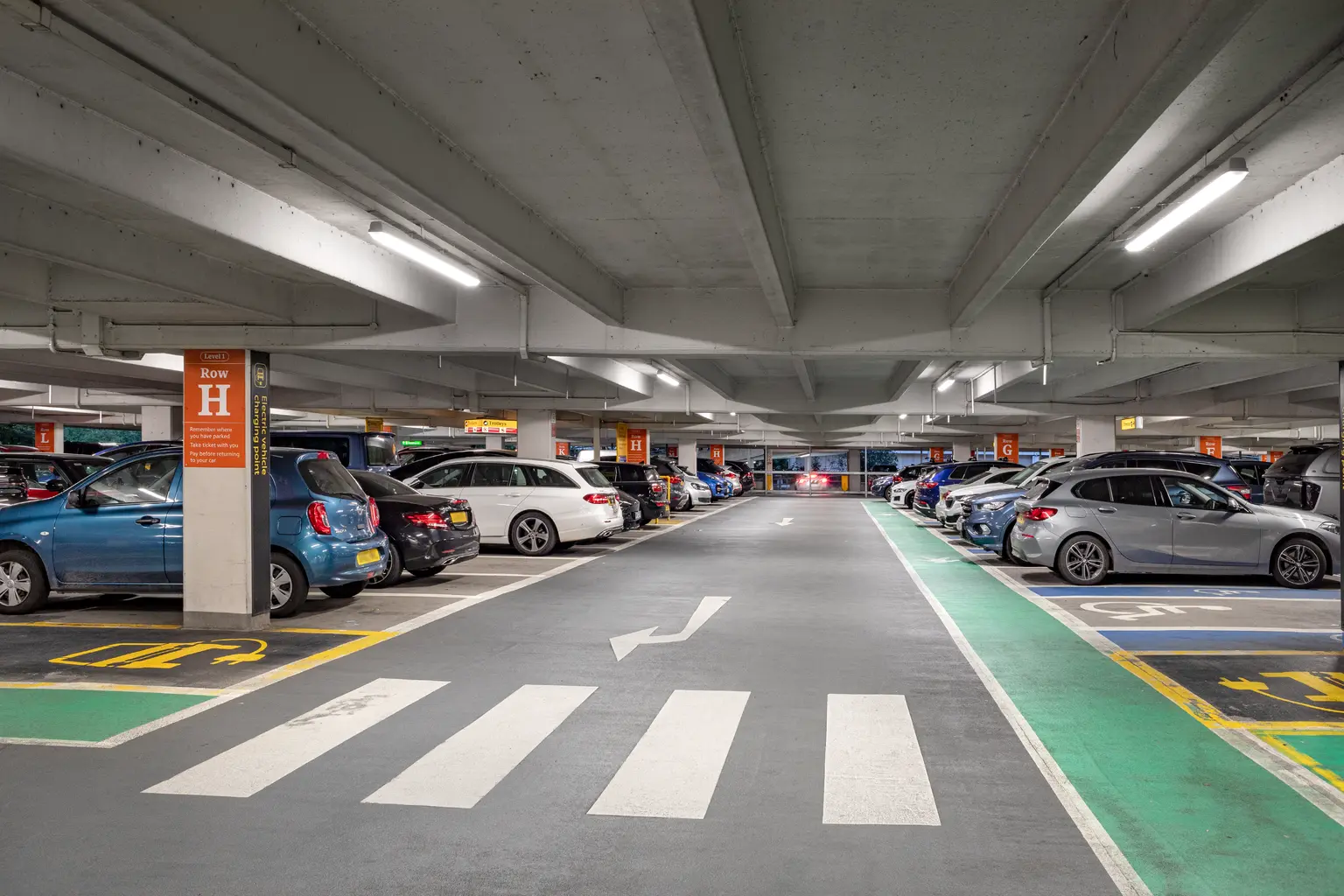 Il rinnovo dell'illuminazione dell'Aeroporto di Gatwick soddisfa la quota della "Decade of Change"