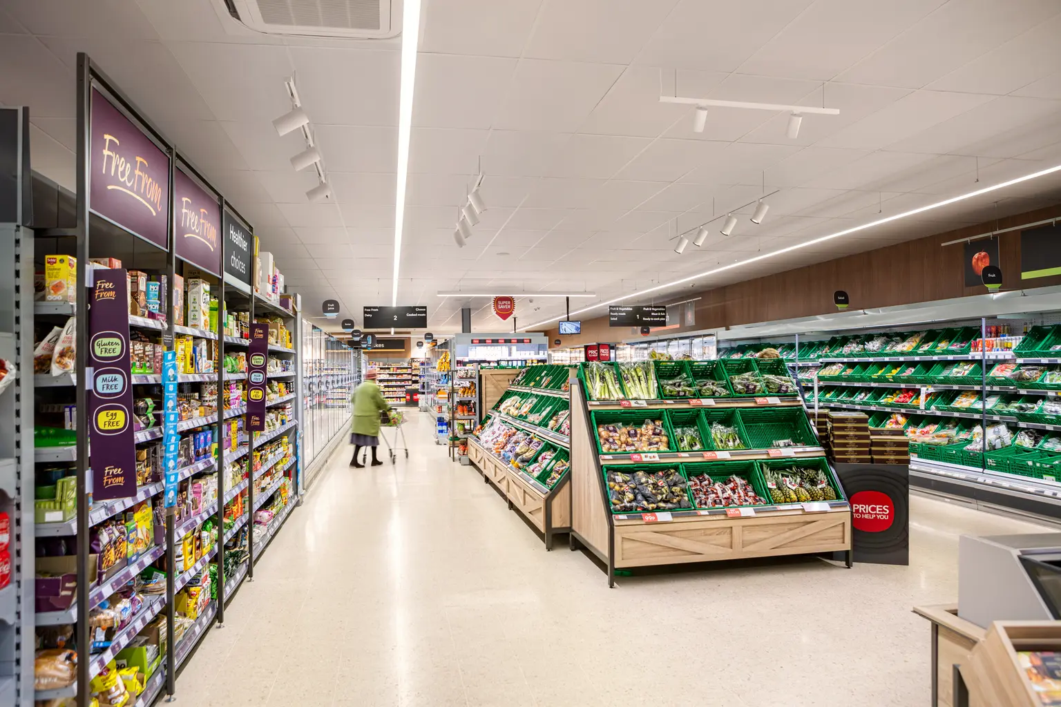 Un supermercato con prodotti freschi illuminati da faretti Thorn che ne mettono in risalto colore e freschezza.