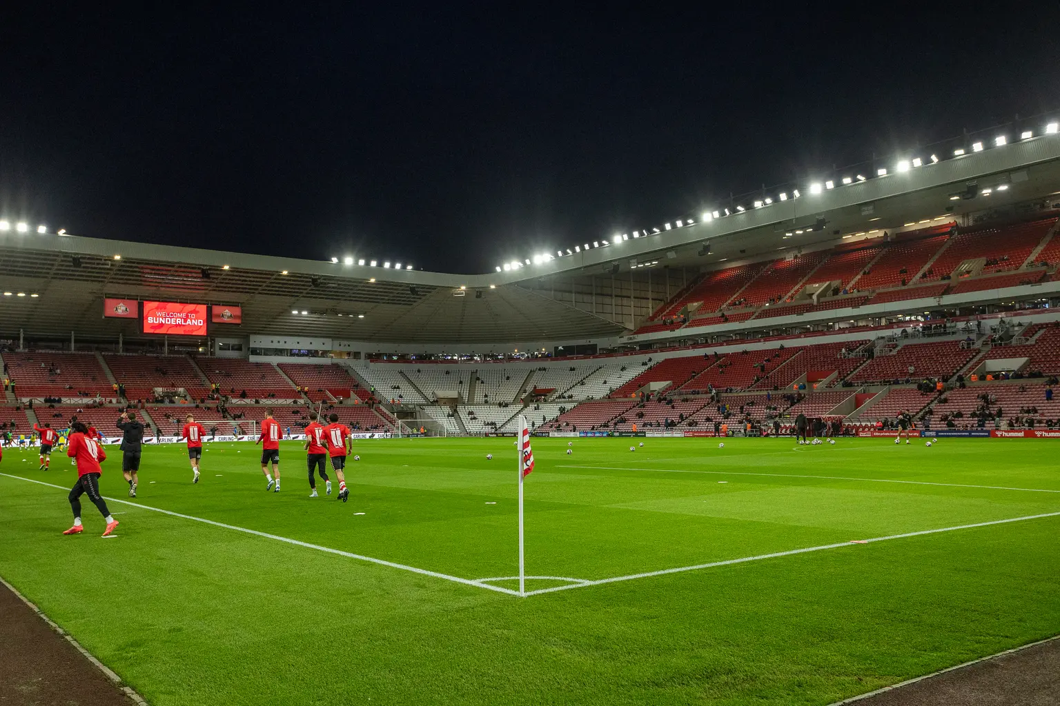 Das Stadion des Sunderland FC bei Nacht, während ein Spiel stattfindet. Das Spielfeld wird von Altis Sports Flutlichtleuchten von Thorn beleuchtet.