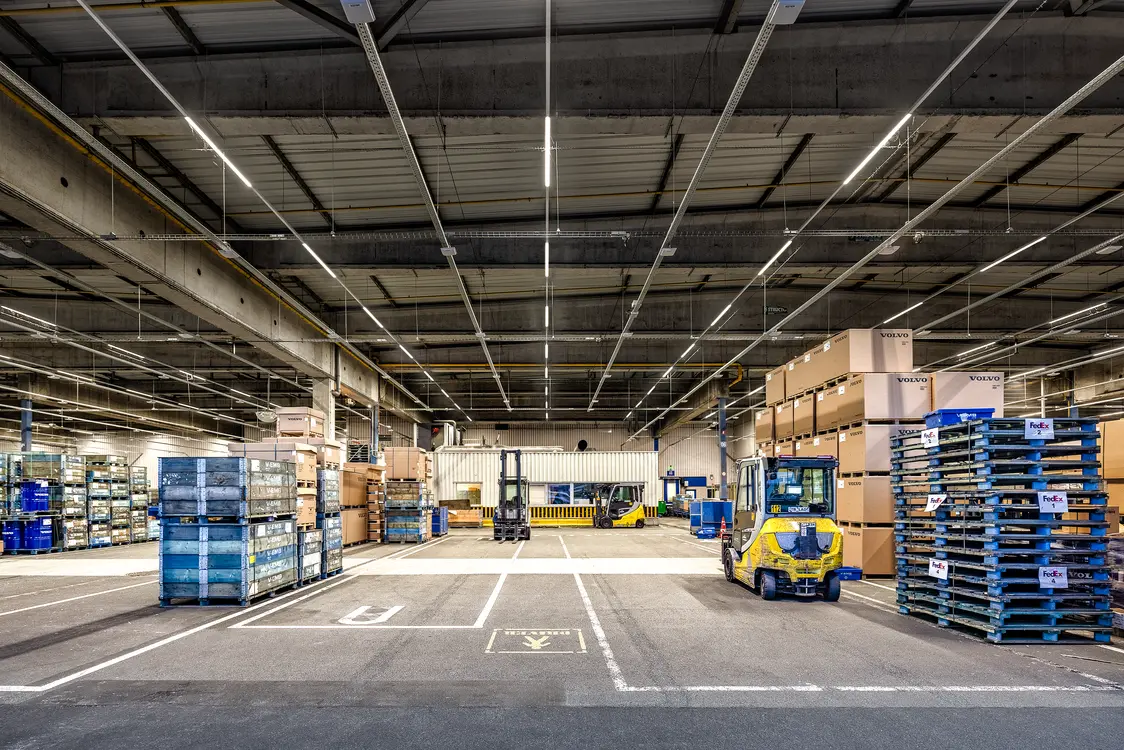 Das ZX2-Beleuchtungssystem in einer Lagerhalle des Volvo Konzerns. Das Lichtsystem schafft eine angenehme Arbeitsatmopshäre selbst in so großen Industrieanlagen. 